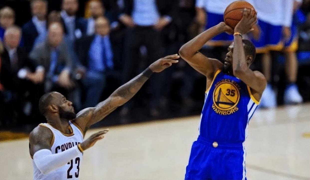 湖人绝杀时刻，米切尔点燃赛场，掀起高潮迎来胜利！