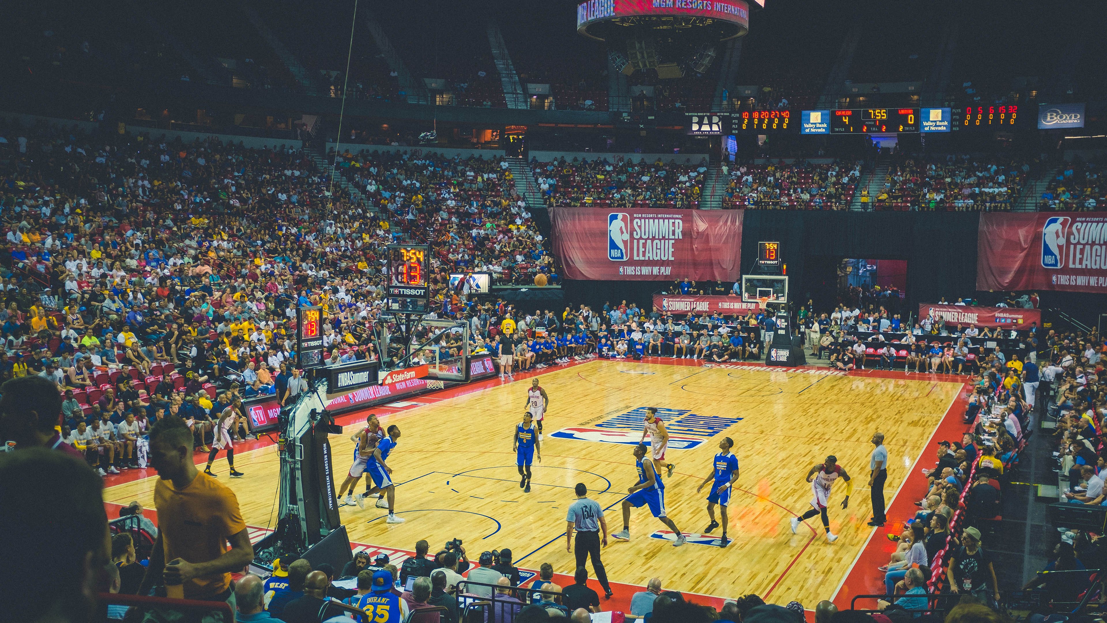 杜兰特在IG比赛中领先优势明显,出色防守引发热议!观众掌声雷动